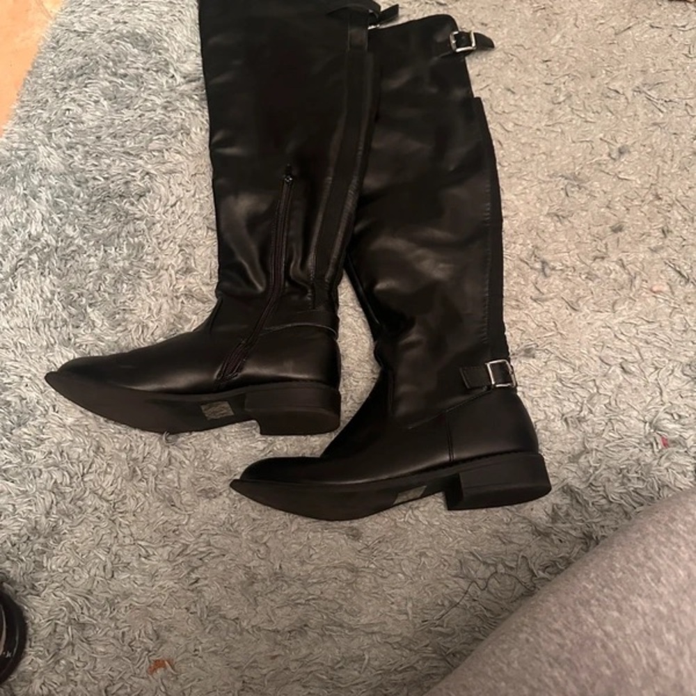 Elegant Black Knee-High Heeled Boots